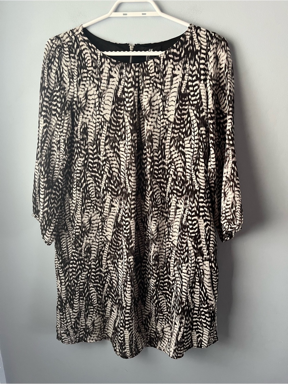 H&M Black & White Feather Print Lightweight Lined 3/4 Sleeve Sheath Dress Size 4